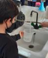 Nens i nenes participant en un taller al laboratori de l'ETAP d'Aigües de Reus