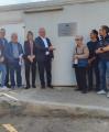 Foto de la descoberta de la placa viària en memòria de Carles Macaya Prats.