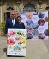 L'autor del cartell de Sant Pere amb l'alcalde Carles Pellicer