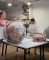 Proceso de elaboración de los globos terráqueos con Nuri Mariné y Cristina Ferré