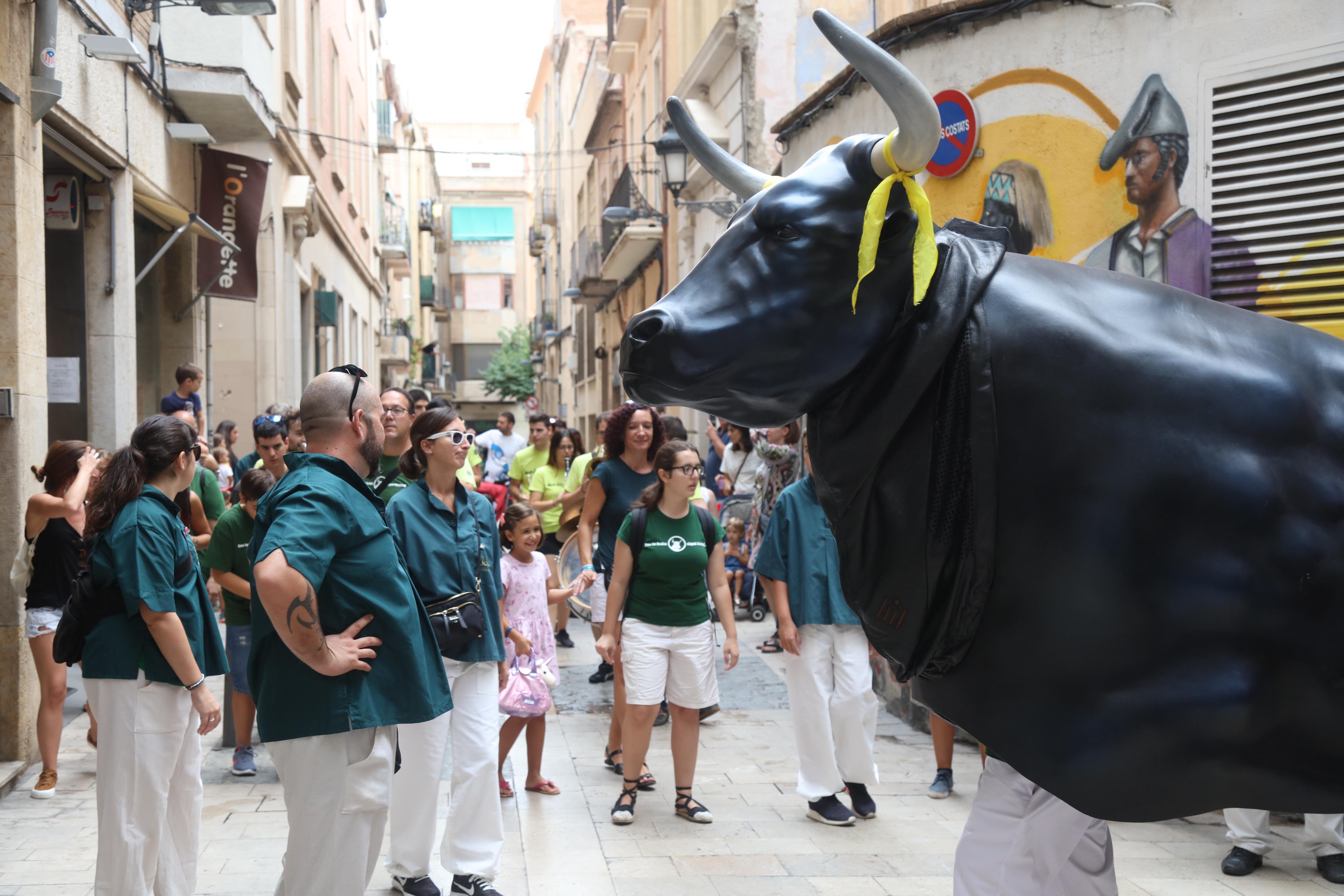 Sant Pere 2023: Cercavila del Bou de Reus amb el Grup de Tabalers del Bou de Reus