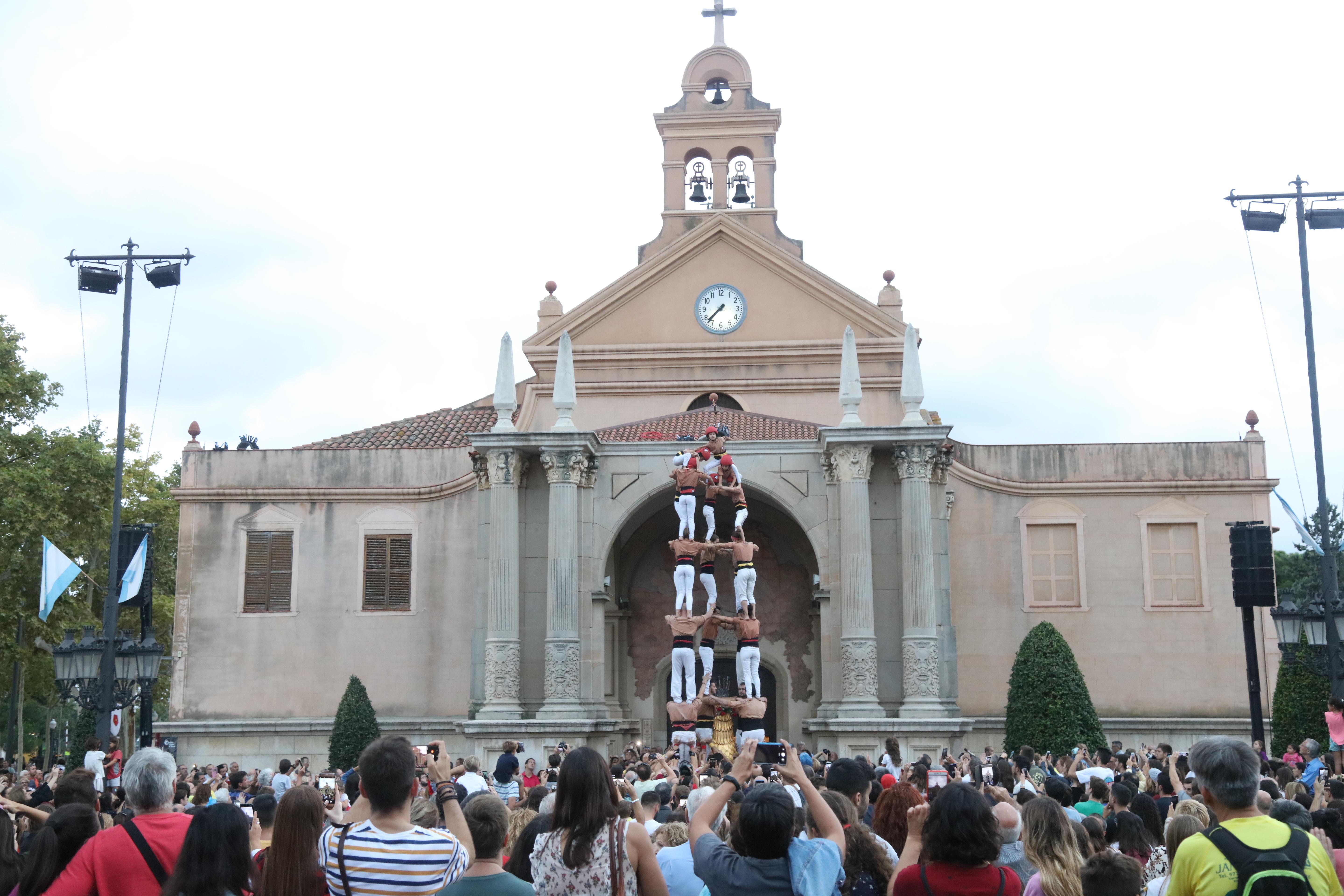 Actuació castellera, ball solemne curt de l'Àliga i cantada dels goigs