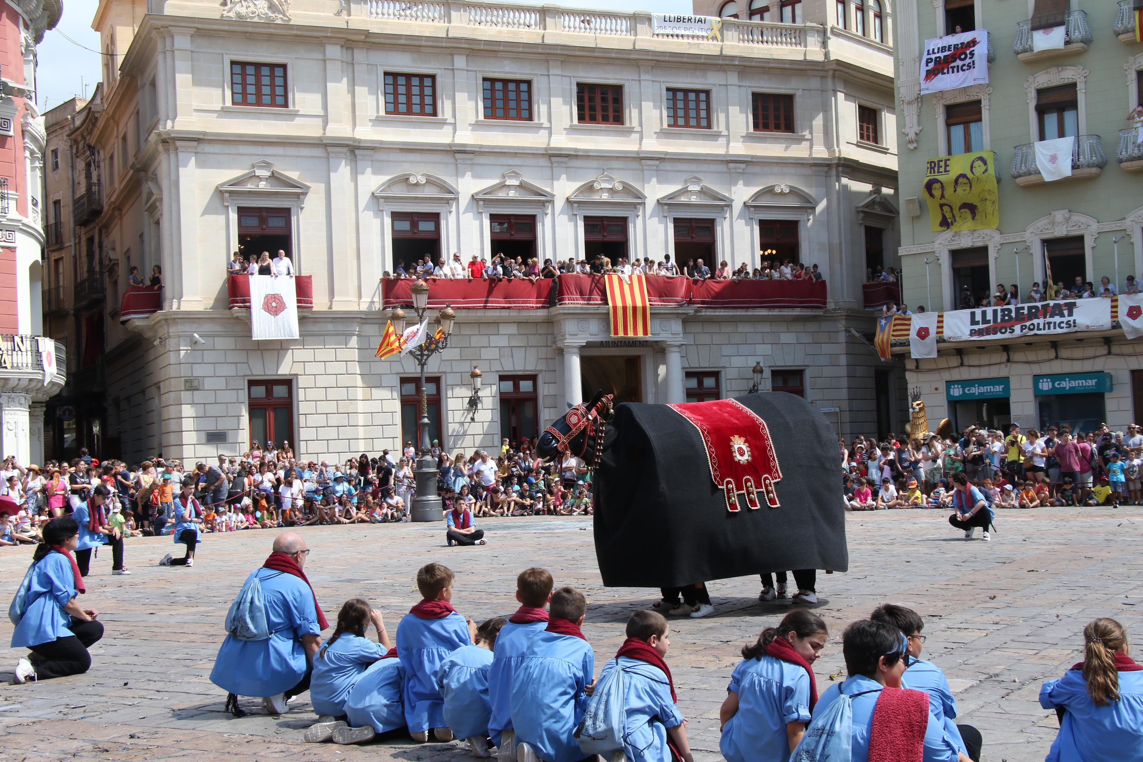 Sant Pere 2022: cercavila dels nanos petits, la Mulassa petita, els gegants petits i l’Àliga petita.  