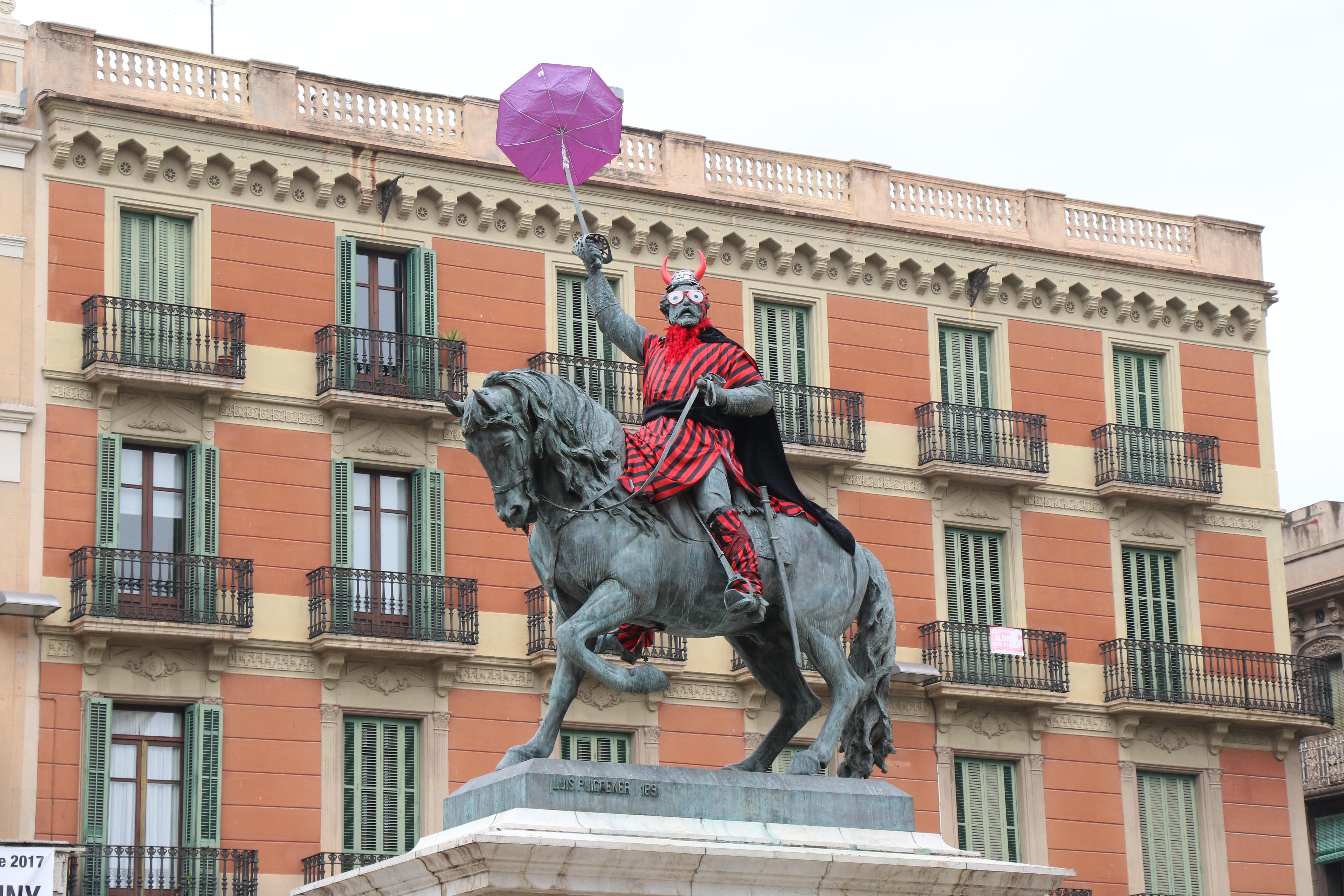 Disfressada d'escultures i altres monuments