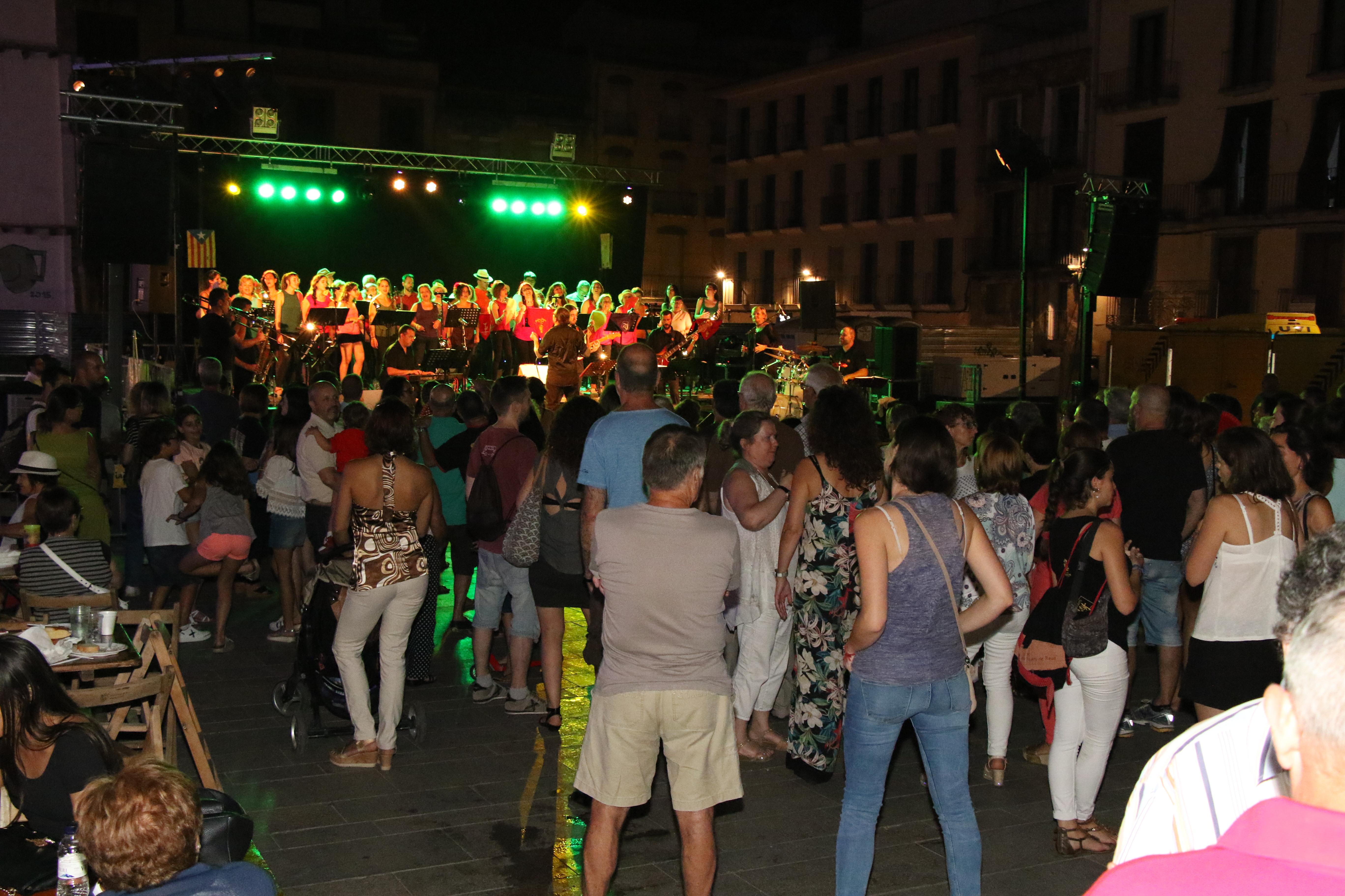 Cobla a la plaça Llibertat