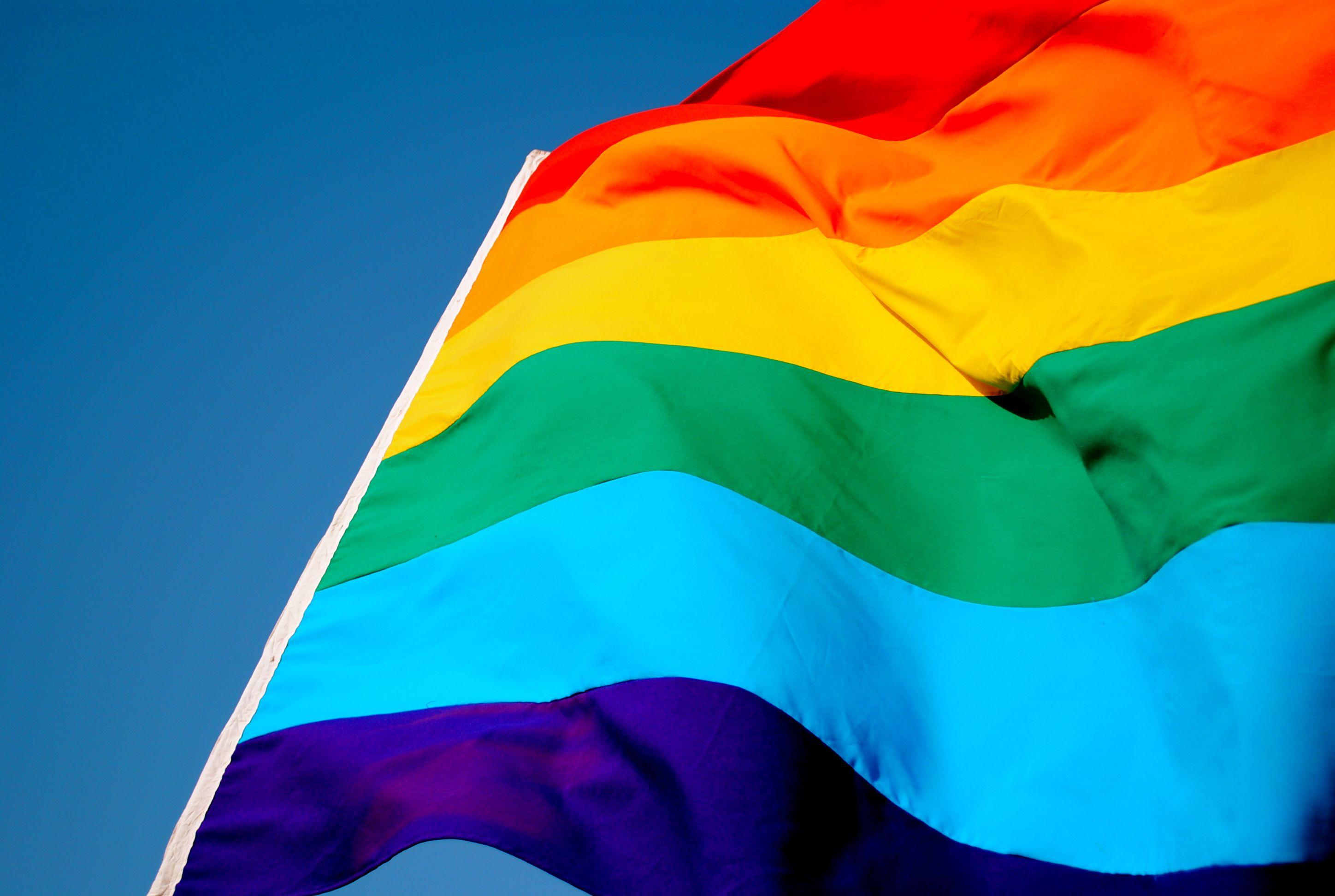 Sant Pere 2022: penjada de la bandera de l’arc de Sant Martí amb motiu del Dia per l’Alliberament de Lesbianes, Gais, Homes i Dones Transsexuals i Bisexuals