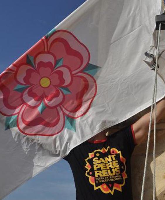 Sant Pere 2021: hissada de la bandera de Reus al Campanar