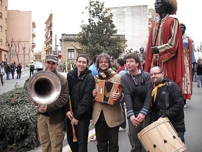 CICLE MÚSICA ALS BARRIS - Ball folk amb Faktoria Folk a l'Horts de Miró