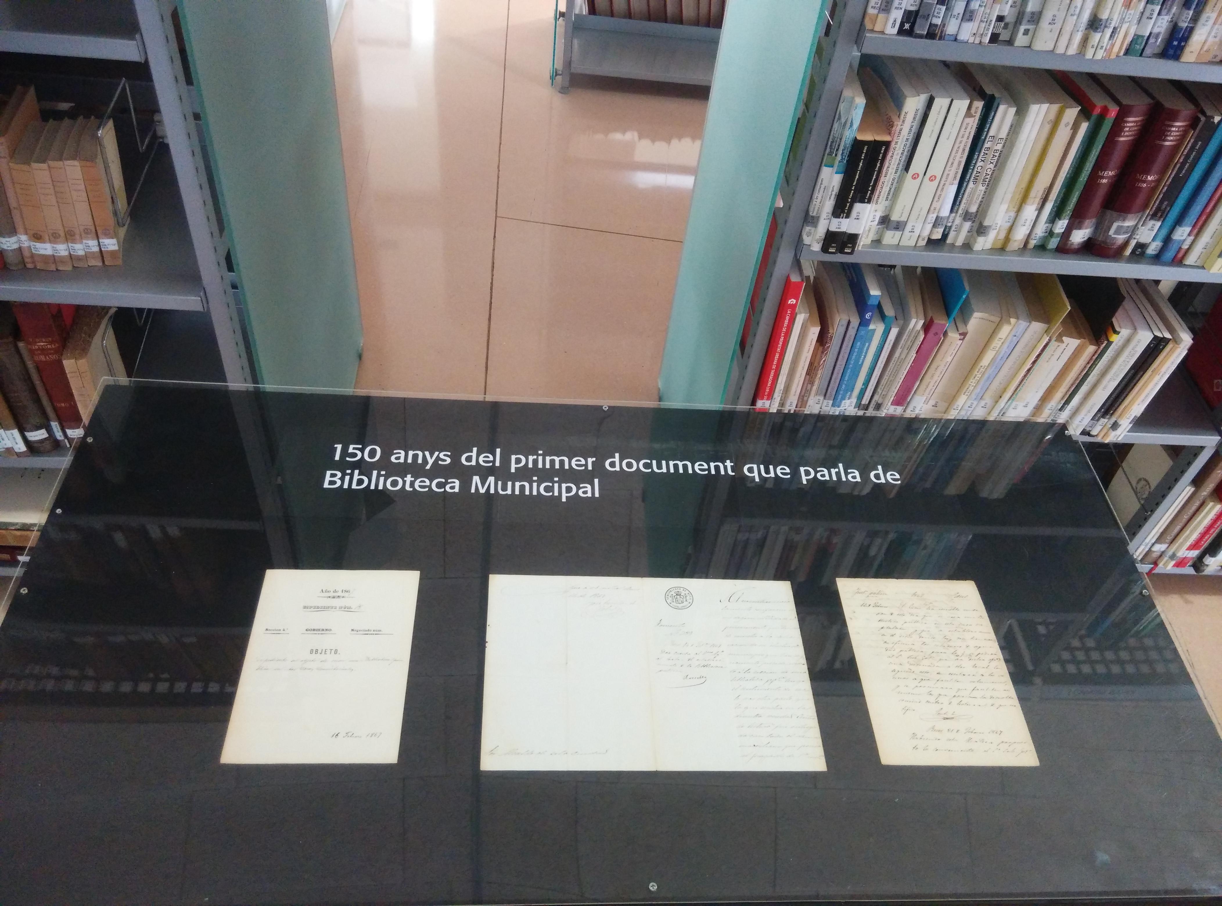 Exposició del document original de 1867 que estableix la creació d'una biblioteca municipal a Reus