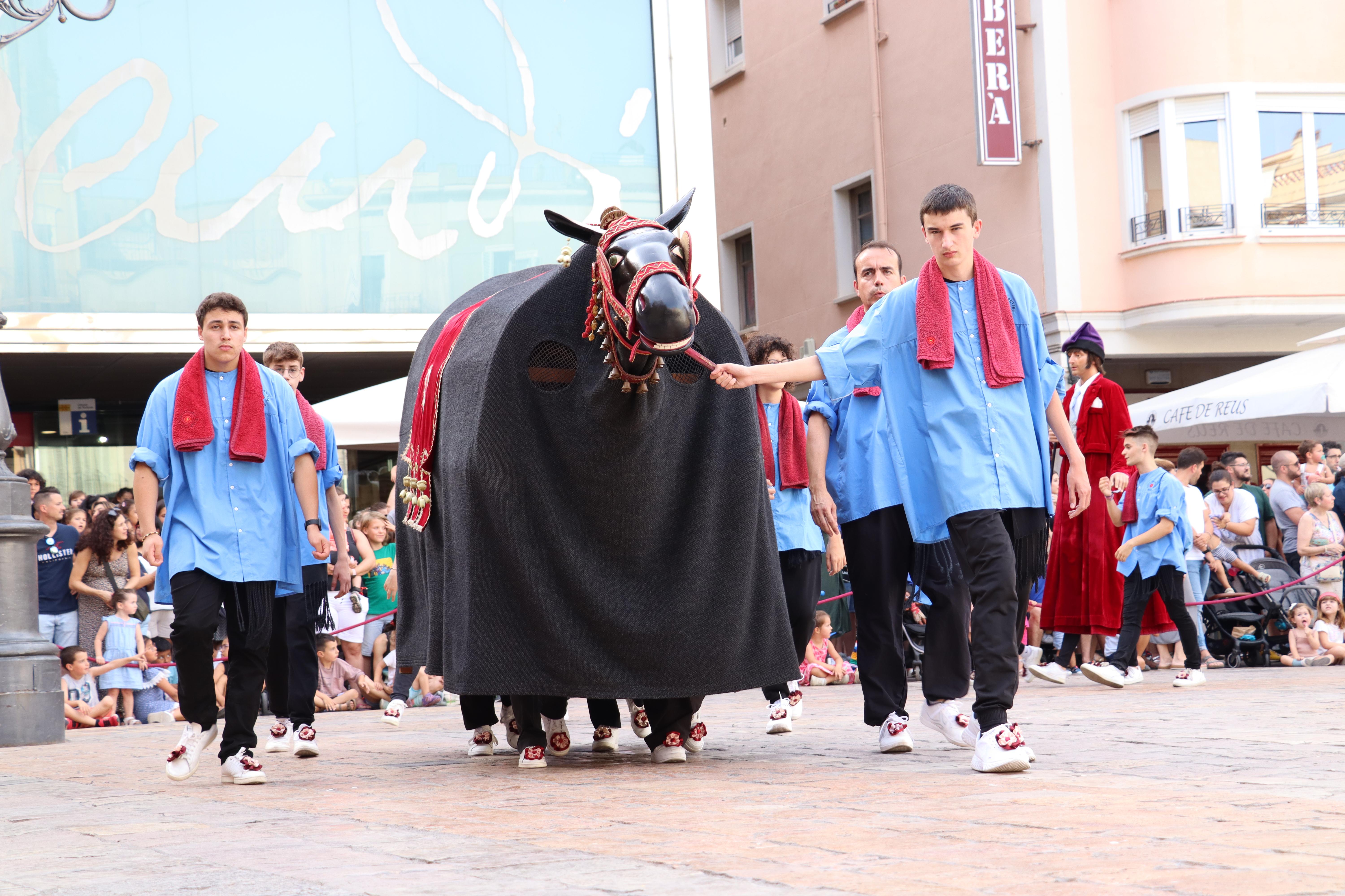 Sant Pere 2022: cercavila dels gegants, els nanos i l’Àliga