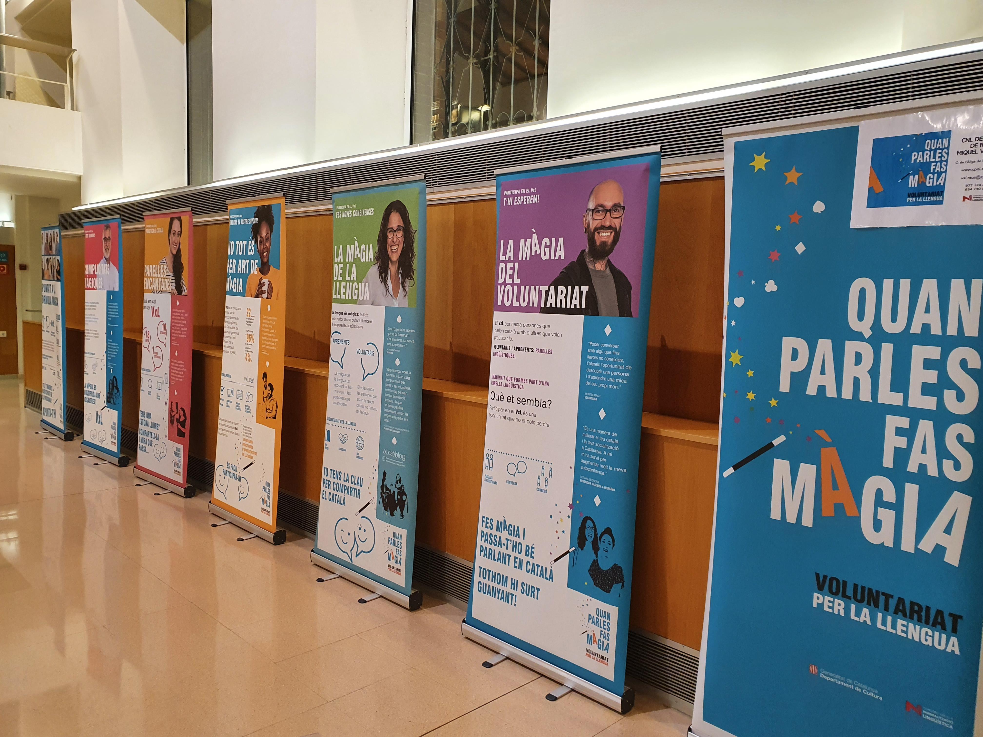 Exposició “Quan parles fas màgia” del Voluntariat per la llengua