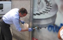 L'alcalde de Reus, Carles Pellicer, netejant una pintada a la plaça de la Llibertat