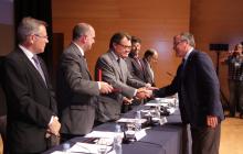 El president de la Generalitat i el rector de la Universitat Rovira i Virgili entreguen la medalla a l'alcalde de Reus.