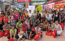 Fotografia de família de tots els participants al «Joc de llengües» del Mercat Central