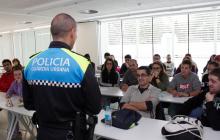 Formació de la Guàrdia Urbana als alumnes del centre de formació d’Adults Marta Mata