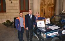 Foto de la donació del material escolar