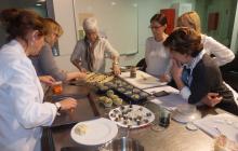 Foto d'un taller de cuina dels centres cívics de Reus