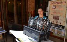 Foto del nou servei d'audioguies per visitar el pavelló dels distingits de l'Institut Pere Mata