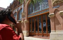 Foto del nou servei d'audioguies per visitar el pavelló dels distingits de l'Institut Pere Mata