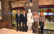 Representants de «la Caixa» visiten l’escultura de Joan Rebull, cedida a l’Ajuntament