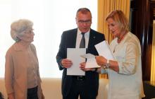 L'alcalde lliura a la presidenta del Parlament les adhesions d'entitats al Pacte Nacional pel Dret de Decidir a Reus