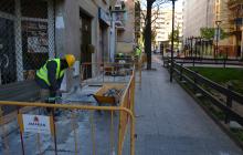 Foto de les obres de millora de voreres al carrer de la Sardana