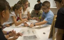 Alumnes d'Almoster durant el taller «El Museu ... quina mina!».