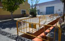 Execució de les obres a un dels accessos del carrer Notari Rull.