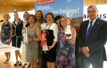 Imatge de l'alcalde i la regidora Alícia Alegret amb les tres paradistes del Mercat del Carrilet procedents de les Peixateries