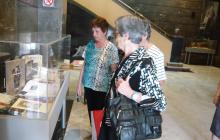 Imatge de l'exposició bibliogràfica al vestíbul del palau municipal