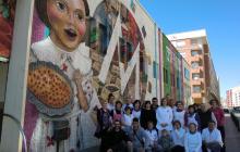 Fotografia dels paradistes del Mercat del Carrilet amb els autors del mural, els artistes Gasic Painter i Trifón Maynou, i el re