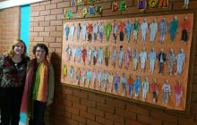 Imatge de la visita de Teresa Toda (dreta) a l'Escola Eduard Toda amb la directora del centre Rosa Boqué