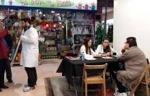 Imatge de l'acció que desenvolupen estudiants de Nutrició als Mercats de Reus