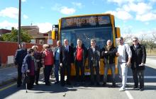 Els veïns de la urbanització Sant Joan amb l'alcalde i el regidor Marc Arza