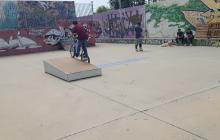 Imatge dels nous elements instal·lats a l'skate park de Reus amb usuaris