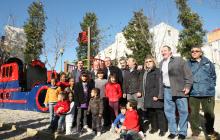 L'alcalde de Reus acompanyat de tots els assistents a la inauguració de la zona de jocs al barri Immaculada.