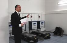 Dos dels set robots capaços de posar-se en moviment i executar tasques d’entrega i recollida de material. 