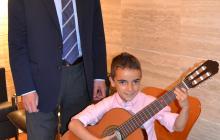 Alejandro Saiz fa una interpretació amb la guitarra a l'alcalde de Reus.