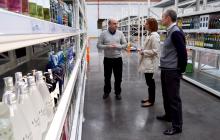 La regidora de l'àrea de Promoció Econòmica, Alícia Alegret, durant la visita al nou servei majorista del Mercat del Camp.