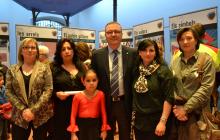 L'alcalde de Reu acompanyat de les regidores i de membres de la nova entitat a l'exposició «Com Tu».