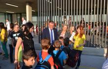 L'alcalde de Reus i la regidora d'Ensenyament i Polítca Lingüística a l'entrada de l'escola Isabel Besora.