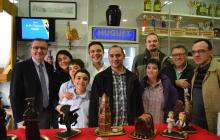 El mestre xocolater amb la seva família, l'alcalde de Reus i el regidor de Cultura i Joventut. 