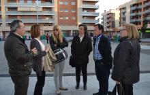 Els regidors durant la visita a la plaça de la Cultura de la Pau amb els veïns de la zona.