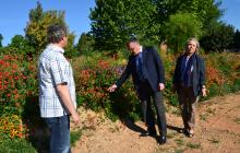 L'alcalde i la regidora de l'àrea d'Ensenyament i Política Lingüística durant la visita a l'IES d'Horticultura.