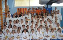 L'alcalde i el regidor d'Esports amb els responsables i els joves que practiquen Taekwondo al gimnàs Laissa.