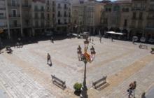 La plaça del Mercadal amb els nous bancs i jardineres.
