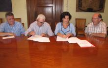 La regidora delegada de l'àrea de Benestar i el representant del Banc d'Aliments signen un conveni de col·laboració.
