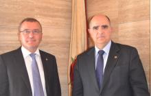 Foto institucional de l'alcalde de Reus i el rector de la Universitat Rovira i Virgili. 