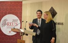 Foto de la regidora de Cultura de Reus i de Xavier Tudela en el moment d'anunciar els resultats de la campanya