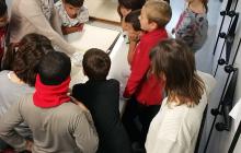 Els nens i nenes de l'escola La Vitxeta observant la documentació